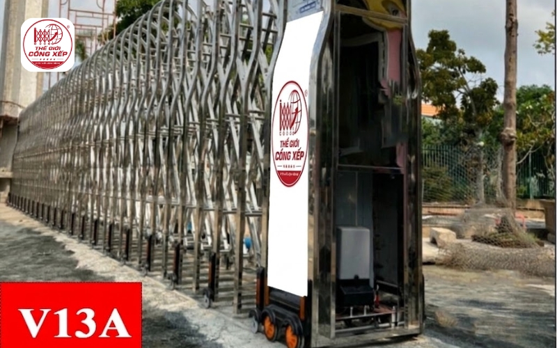 Cửa cổng xếp tự động inox